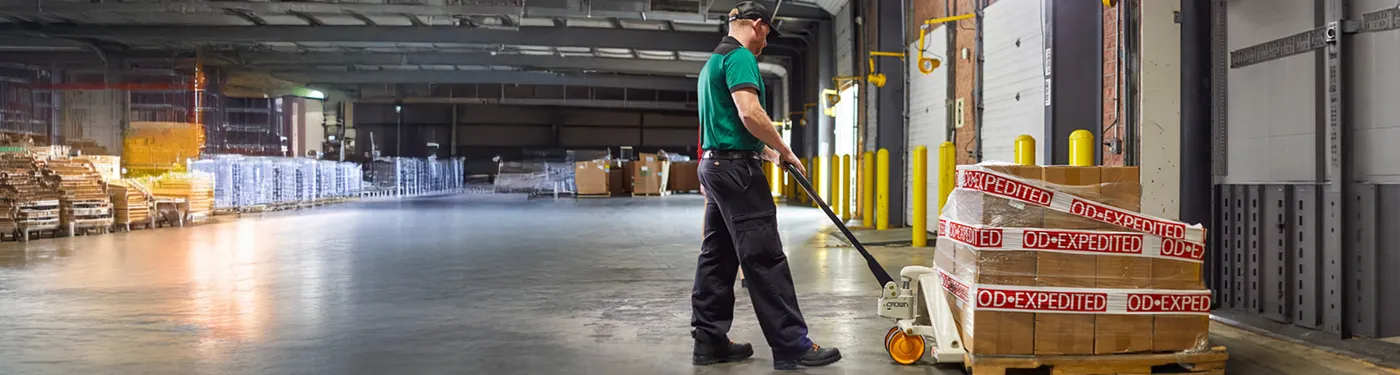 Expedited_Guaranteedbynoon_hero_dock_employee_1400x375.webp